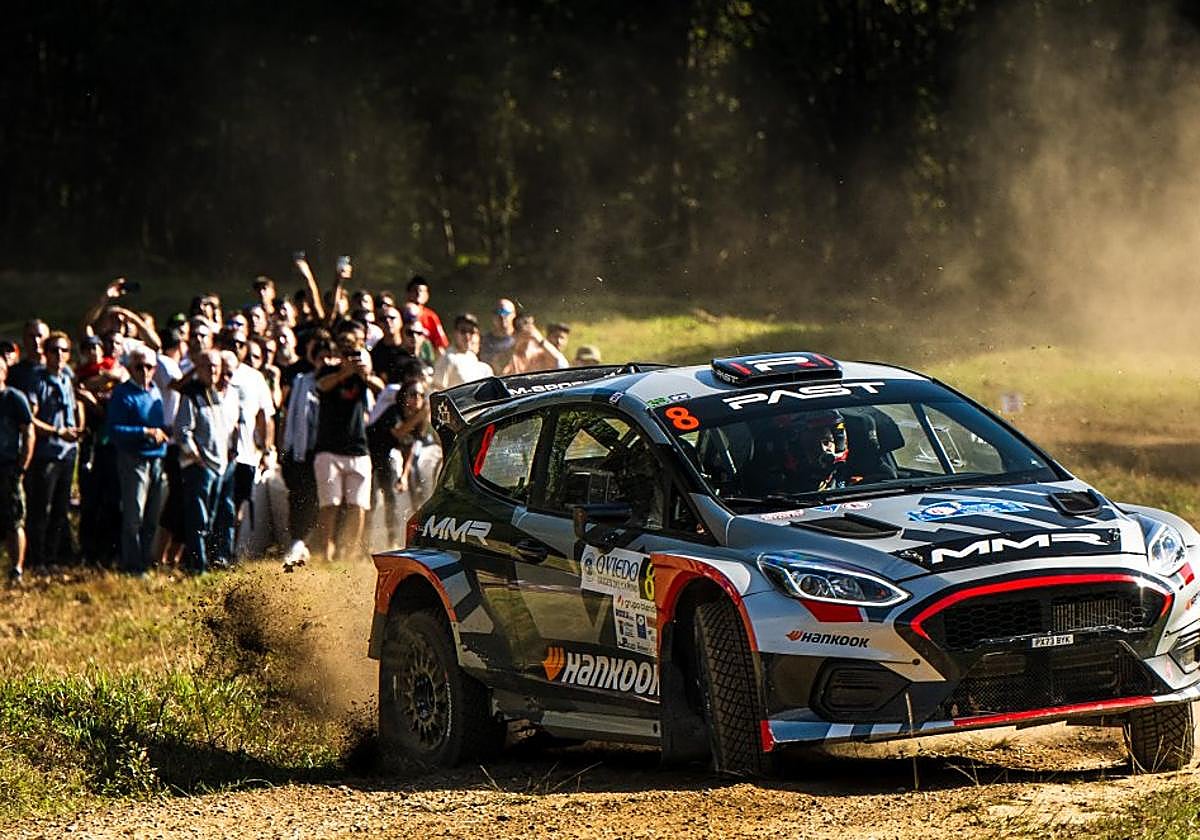 La pareja estonia, con su Ford Fiesta Rally2, durante uno de los tramos de la jornada de este sábado.