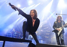 Europe, con Joey Tempest acercando el micrófono al público, durante el concierto.