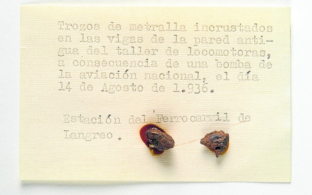 Trozos de metralla incrustados en un taller de la estación de Gijón, 1936.