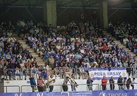 Imagen de la grada de José Cueto en el partido frente a la Ponferradina.