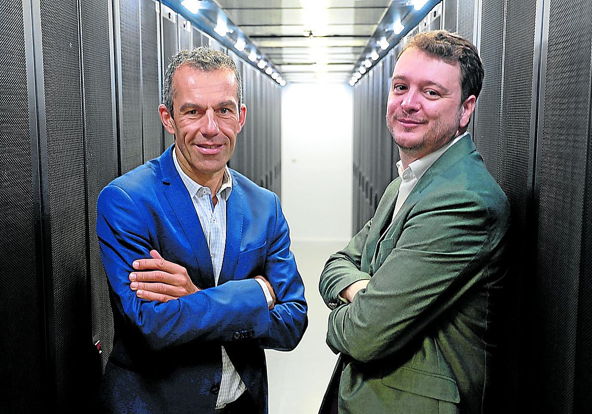 Marco Antonio Prieto, director técnico, y Bruno Fernández, del departamento comercial, en el interior de uno de los dos cubos del Data Center principal de Asac, en su sede del Parque Tecnológico de Llanera.