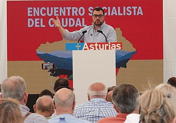 Adrian Barbón interviene en el acto celebrada en Ribera de Arriba con los socialistas de la comarca del Caudal.