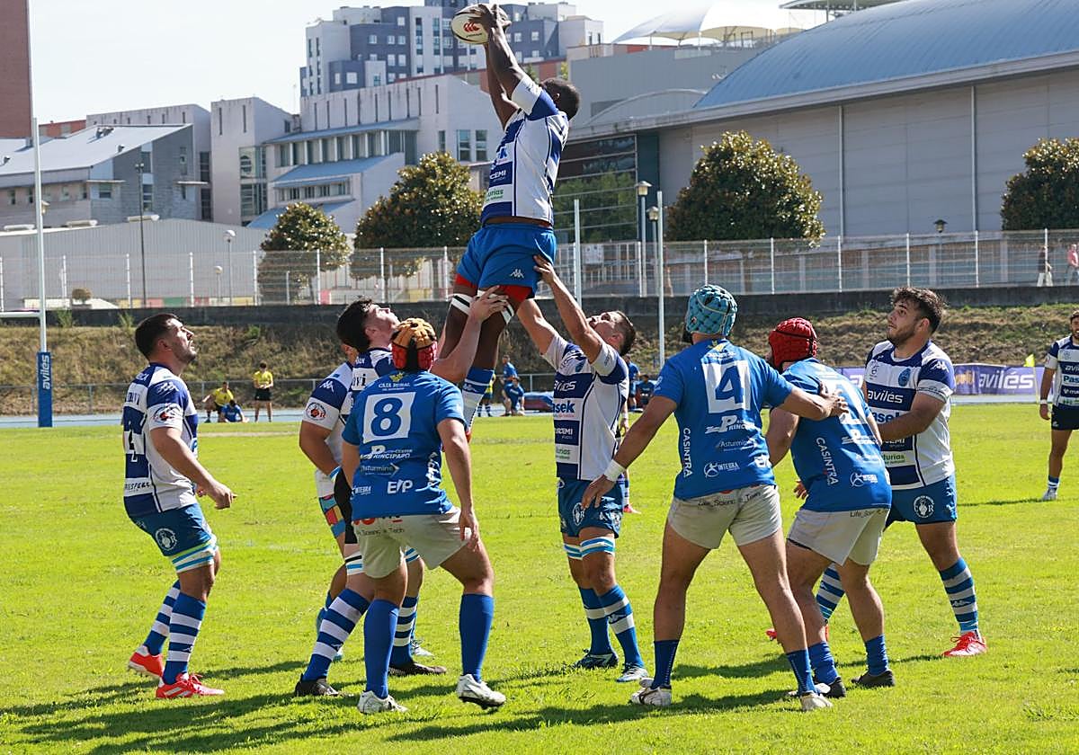 El sudafricano del Pasek Belenos, Jake, se hace con el balón en una touche durante el partido frente al Real Oviedo en el Yago Lamela.