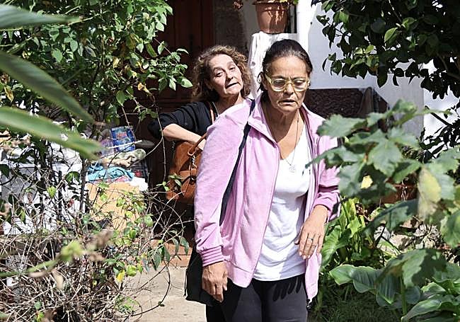 La esposa, en primer lugar, y tras ella la cuñada de José Antonio Otero Toraño, el ganadero asesinado en Ribadesella.