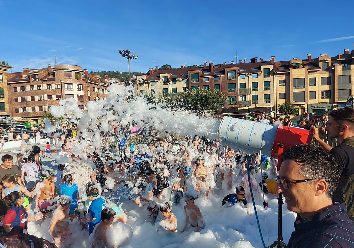Imagen principal - Fiesta de la espuma en Villaviciosa.