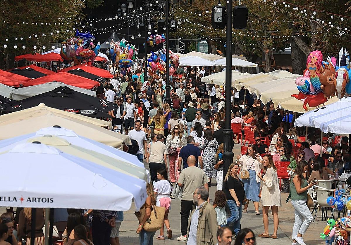 El paseo del Bombé, esta sábado, a la hora del vermú.