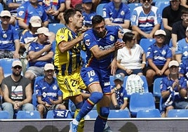 Duro choque entre el defensa del Getafe Diego Rico y Nacho Vidal, del Real Oviedo, durante el partido en el Coliseum.