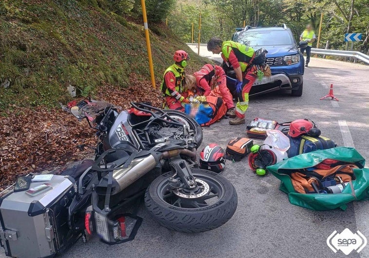 Un motorista polaco, herido en al chocar contra un coche en el Puerto de Tarna