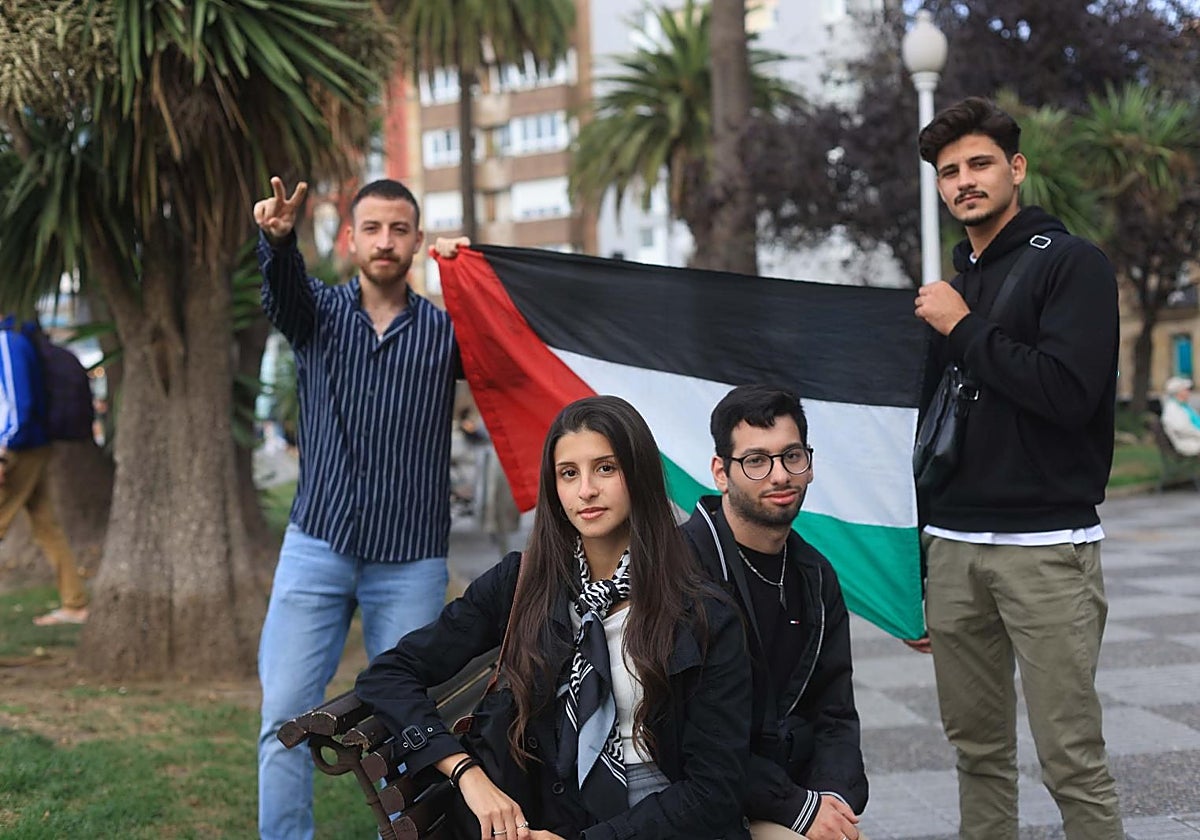 Ahmed Agaelkurdy, Essam Aldemasi (atrás) y Lina Demasi y Mohamed Demasi (adelante), en Gijón.