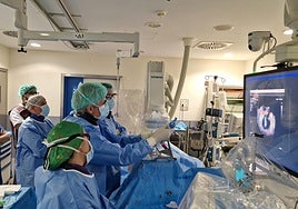 El equipo sanitario del Área de Gestión Clínica del Corazón, durante la operación.