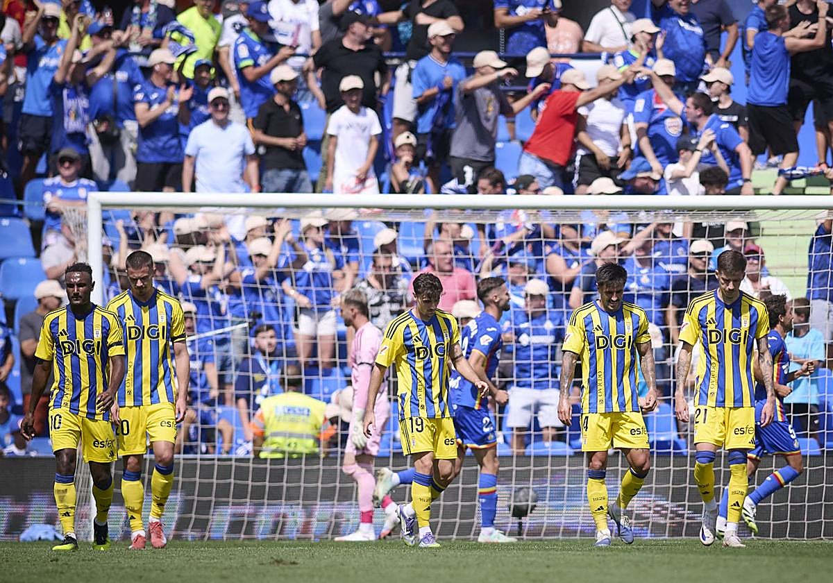 Los jugadores del Oviedo, cariacontecidos tras encajar uno de los goles.
