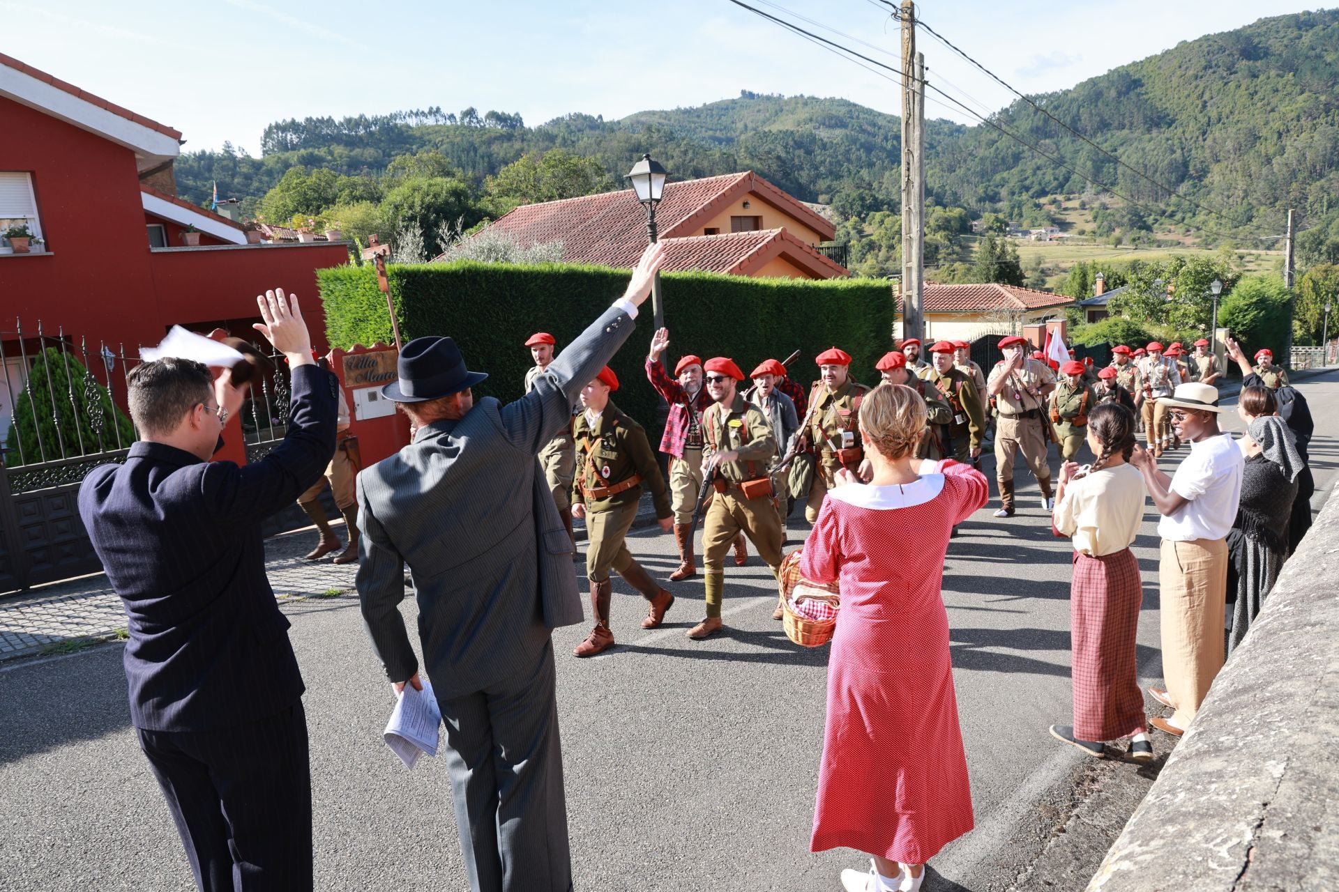 Candamo vuelve a 1936: la recreación histórica de los combates de la Guerra Civil, en fotos