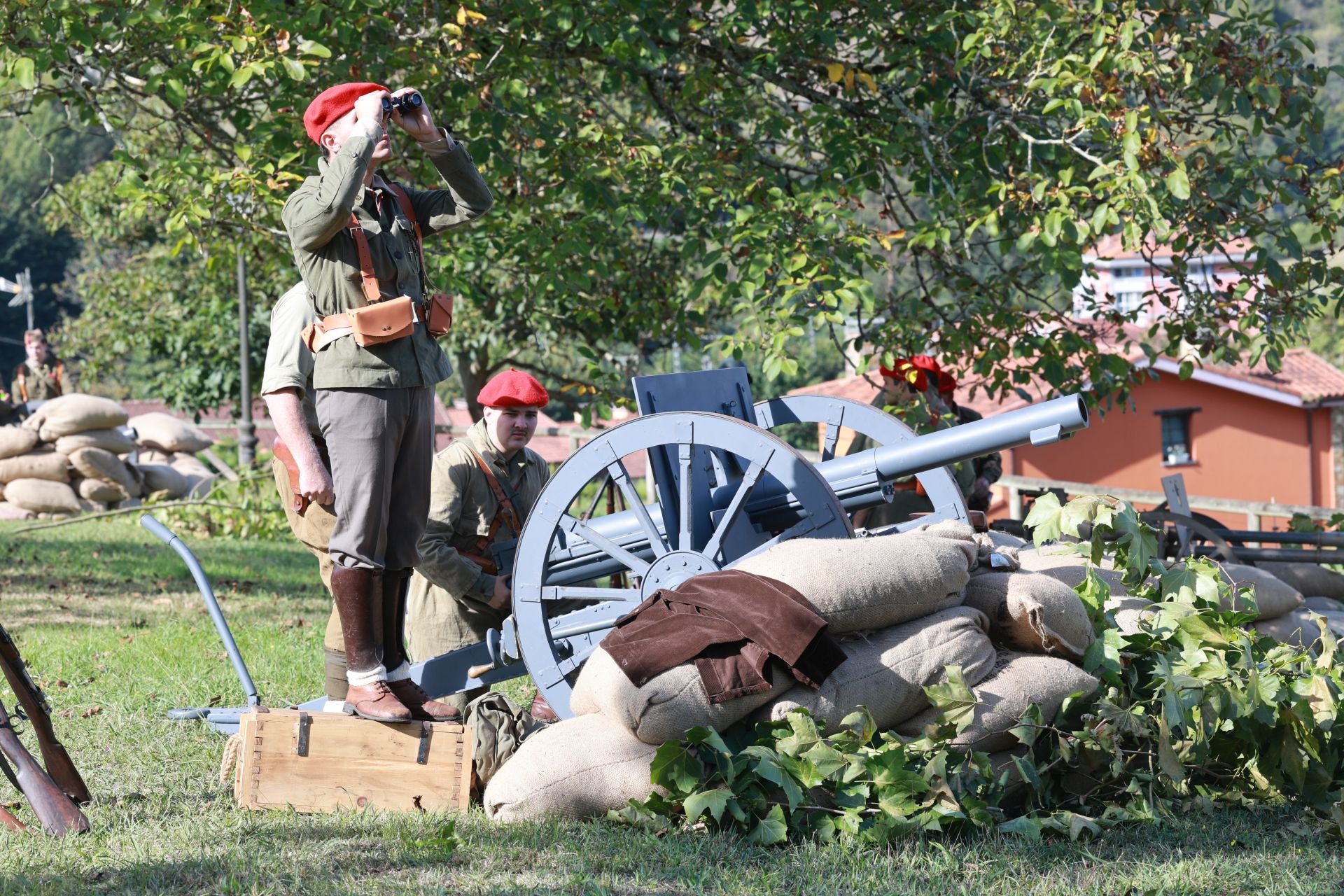 Candamo vuelve a 1936: la recreación histórica de los combates de la Guerra Civil, en fotos