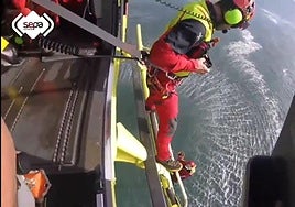 Los efectivos del Grupo de Rescate de Bomberos de Asturias, durante el rescate.