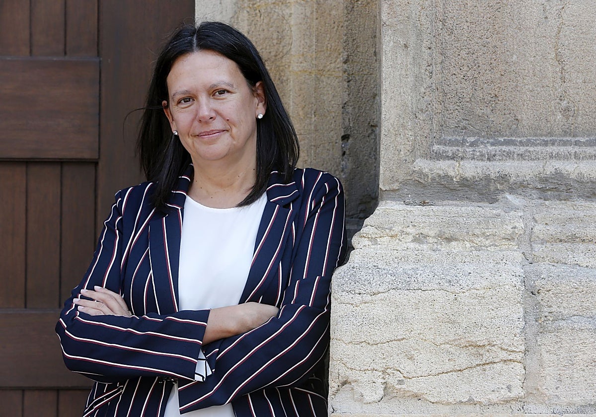 Susana López Ares, apoyada en unas unas las columnas del edificio histórico de la Universidad de Oviedo.