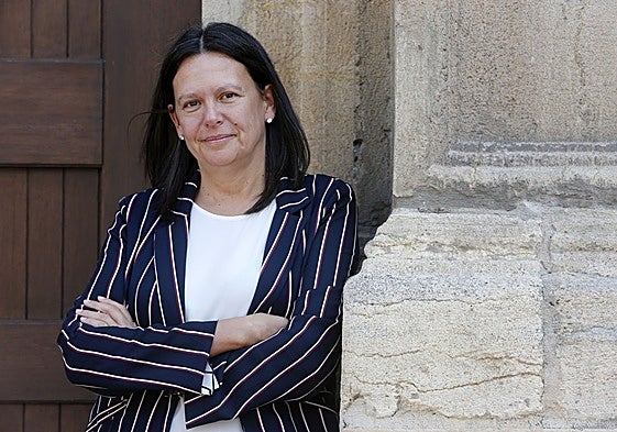 Susana López Ares, apoyada en unas unas las columnas del edificio histórico de la Universidad de Oviedo.