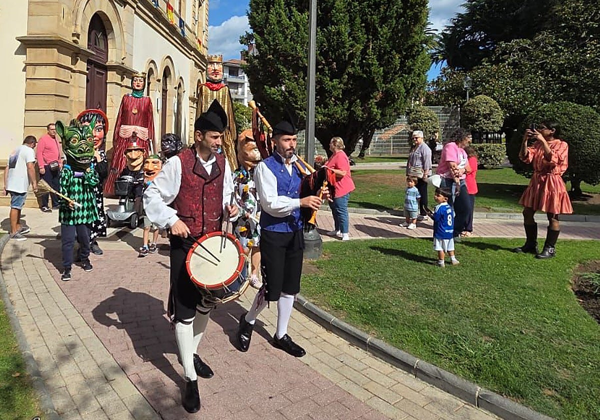 Inicio del desfile de gigantes y cabezudos.