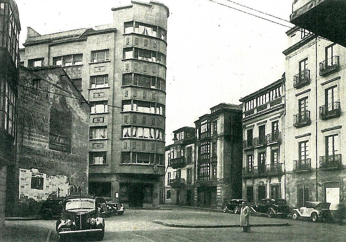 Edificio 'art deco' en cuyos bajos se ubicó el Banco Vizcaya en 1946. Derecha, Hotel América con el Café Oriental en la planta baja hasta 1979.