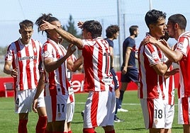 Álex Lozano, cerebro de la jugada del gol, celebra el tanto con su autor, Yosmel.