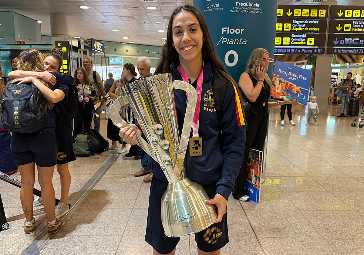 Marta Piquero posa con la copa en el aeropuerto de Barcelona.