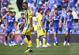 Hassan camina con la cabeza baja tras recibir uno de los goles en el Coliseum.