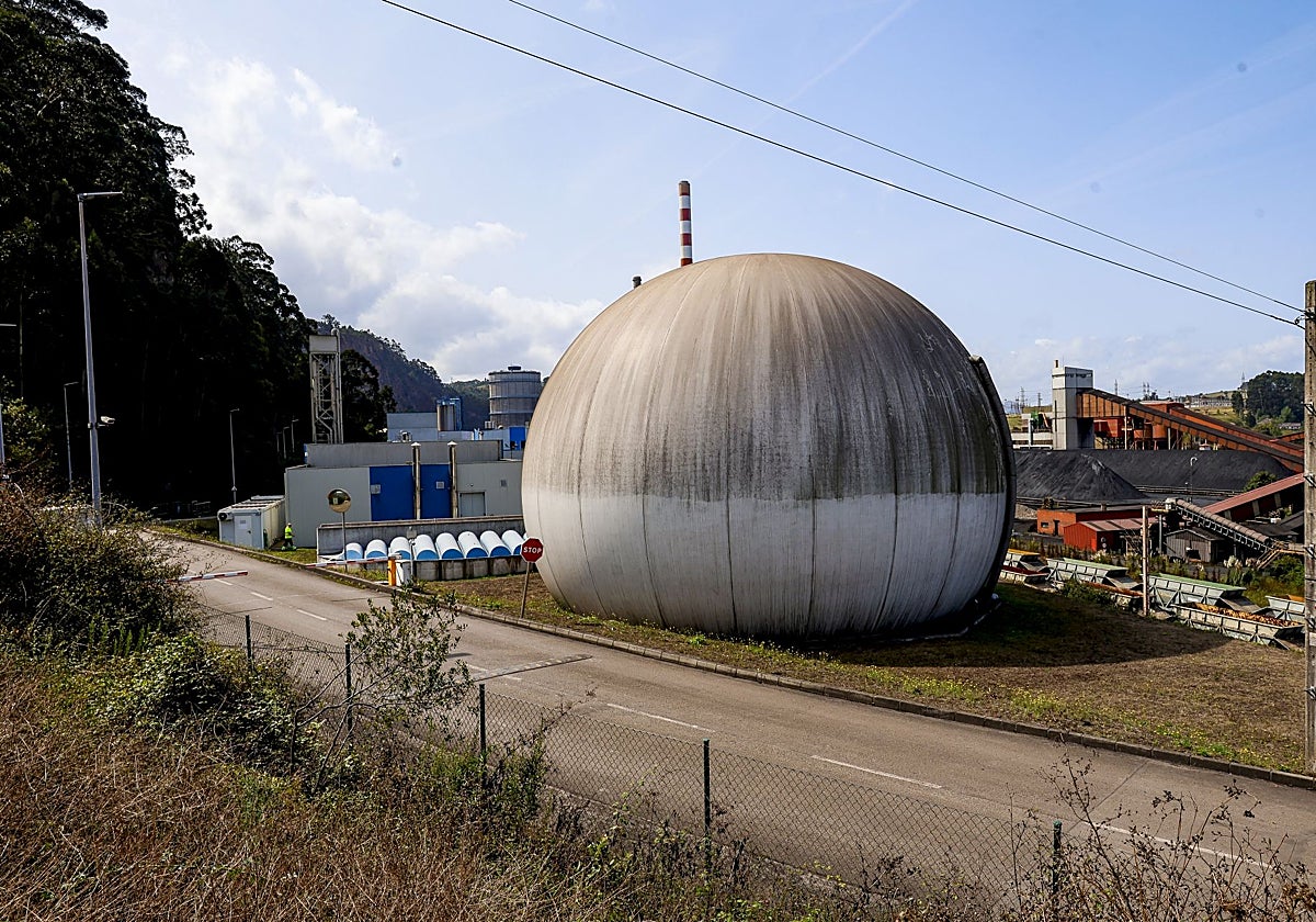 Las instalaciones de La Reguerona, en Aboño, con el gasómetro en el que se almacena el gas procedente de la digestión de fangos.