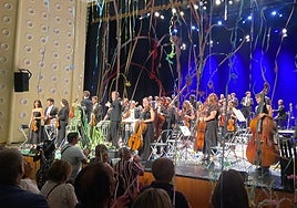 Manuel Paz, junto a los músicos de la Ocas, aún rodeados por las serpentinas de los fuegos artificiales