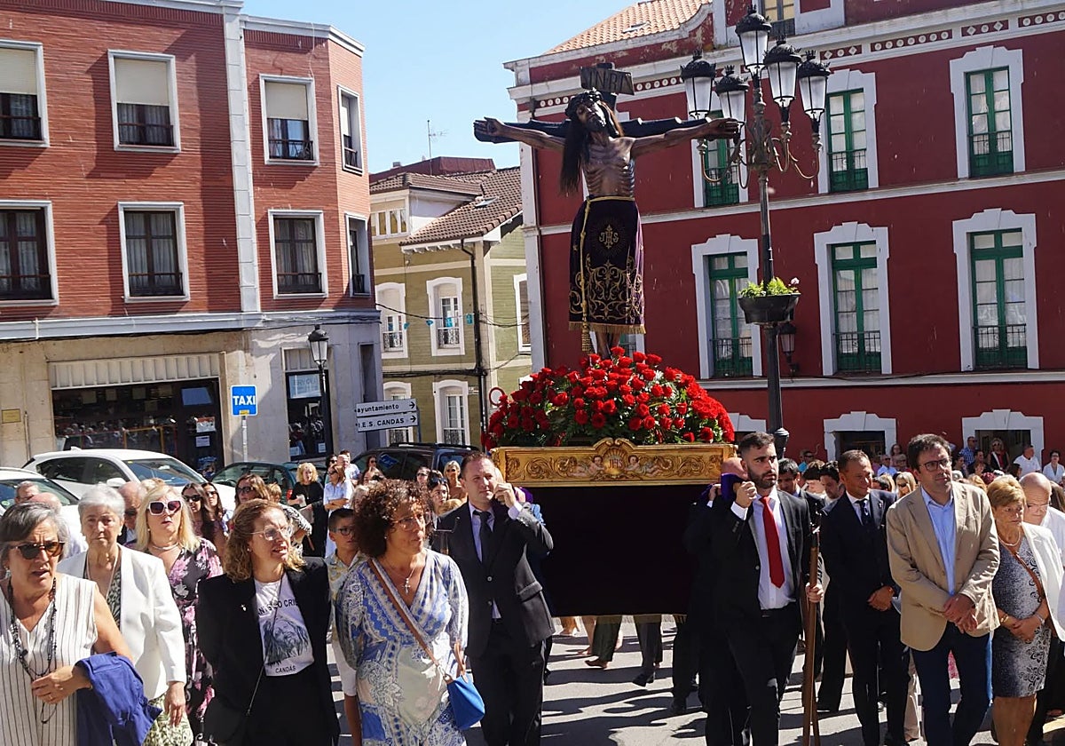 Procesión con la imagen del Cristo en Candás.