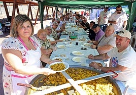 Tatiana González fue la encargada de servir la paella a los familiares y amigos con los que compartió la comida en la calle de Corvera, como otras miles de personas.
