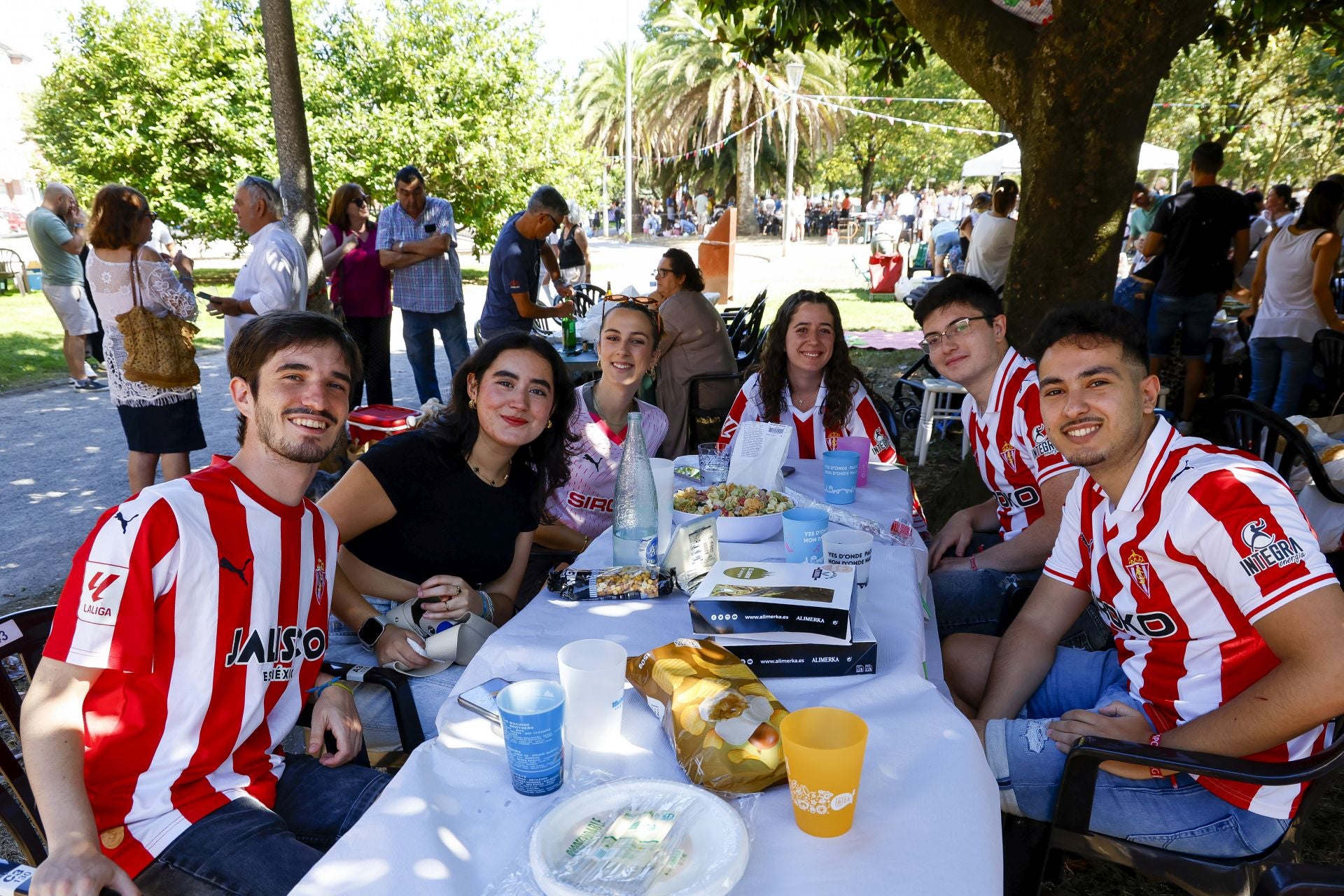 Cientos de gijoneses comen en la calle