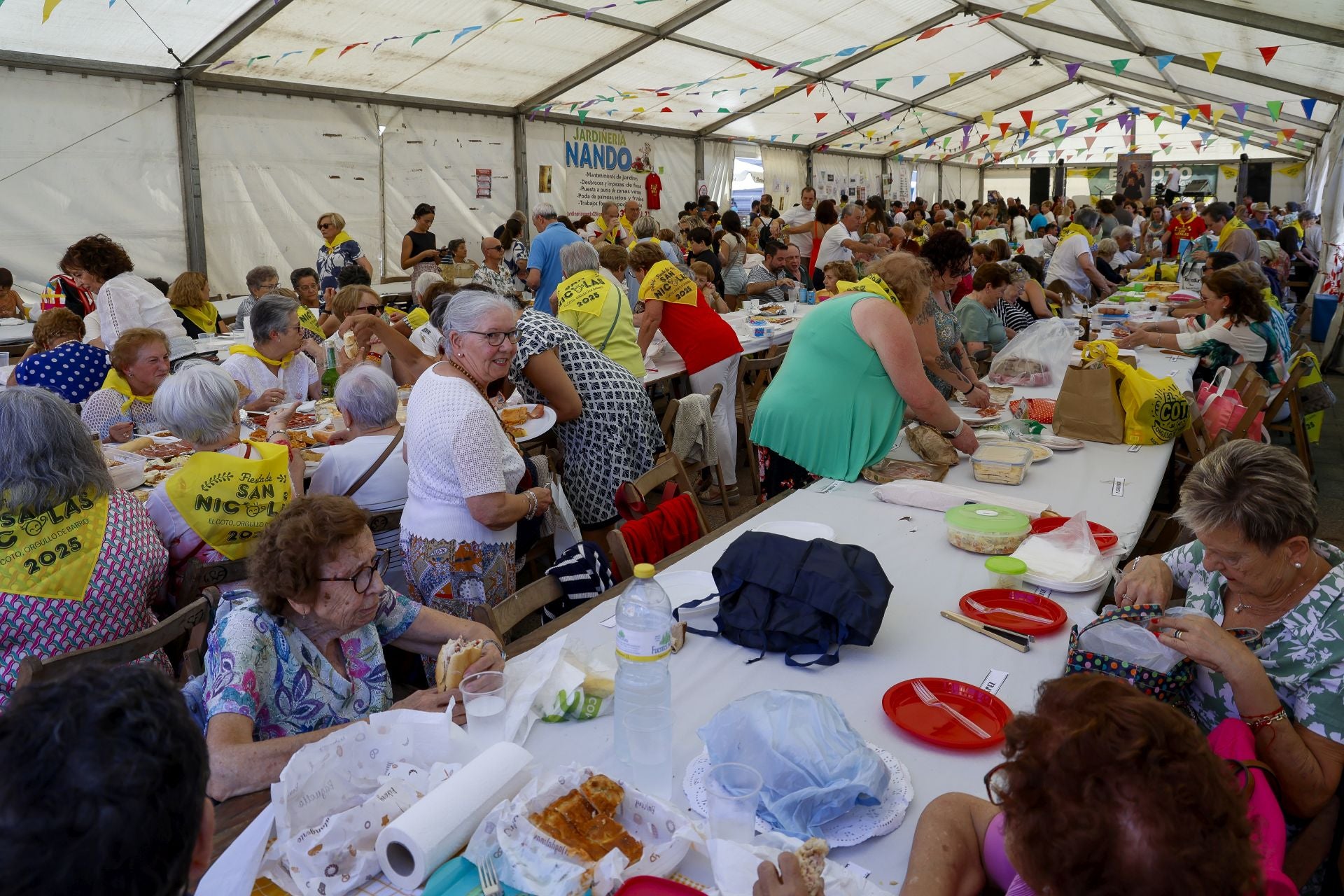 Cientos de gijoneses comen en la calle