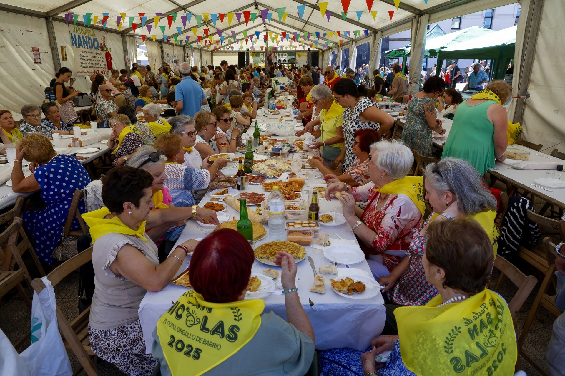 Cientos de gijoneses comen en la calle