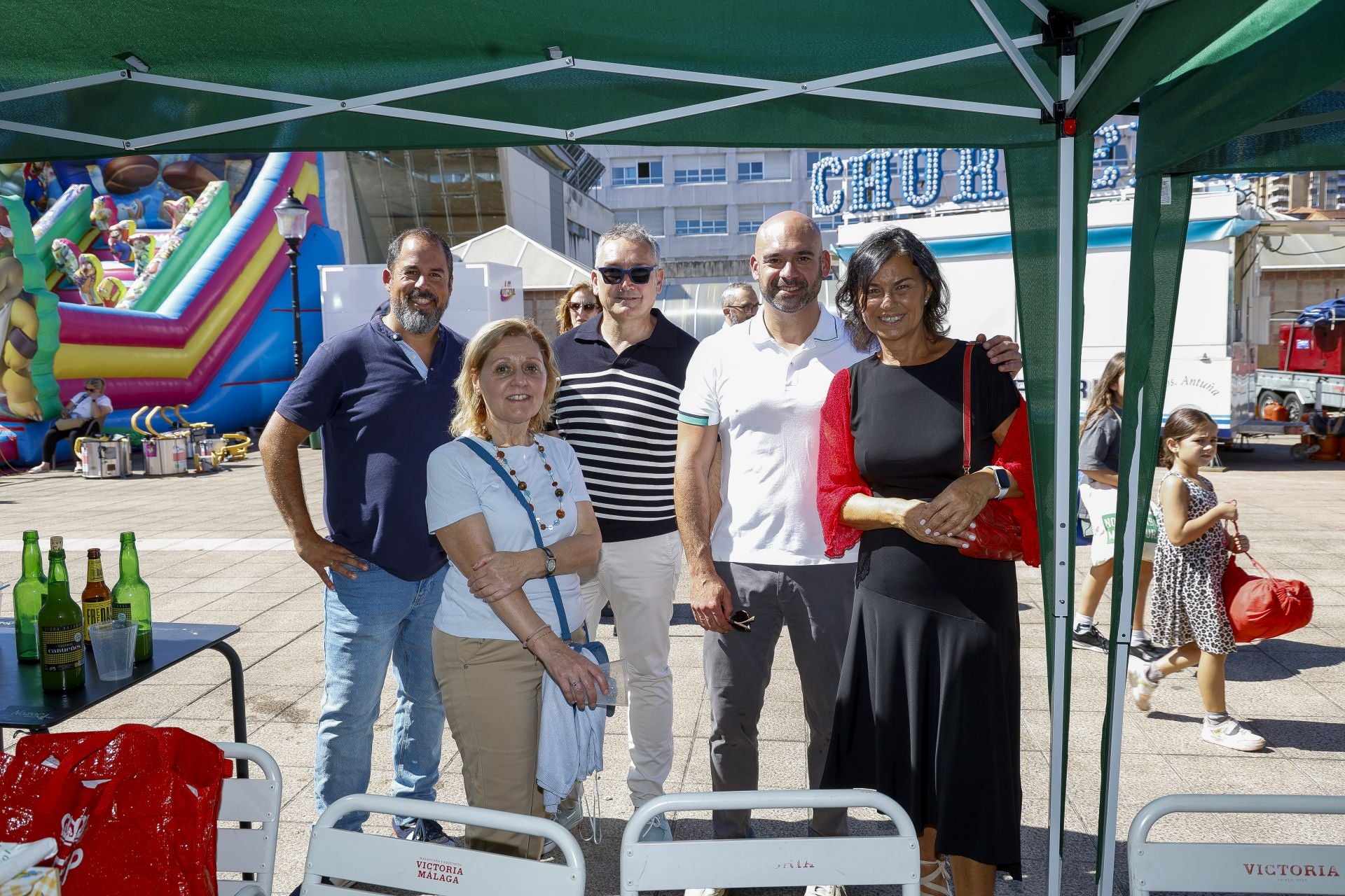 Cientos de gijoneses comen en la calle