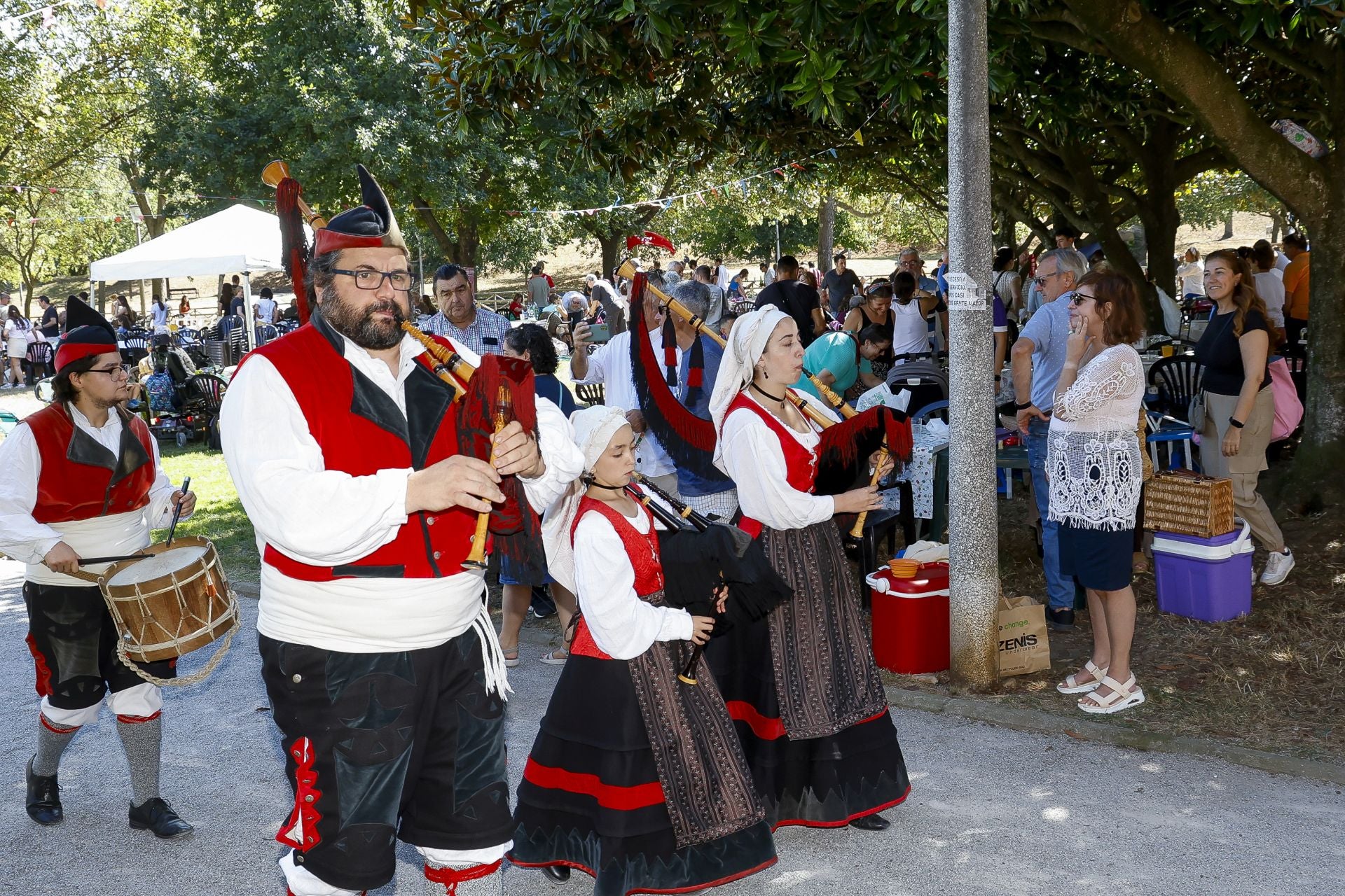 Cientos de gijoneses comen en la calle