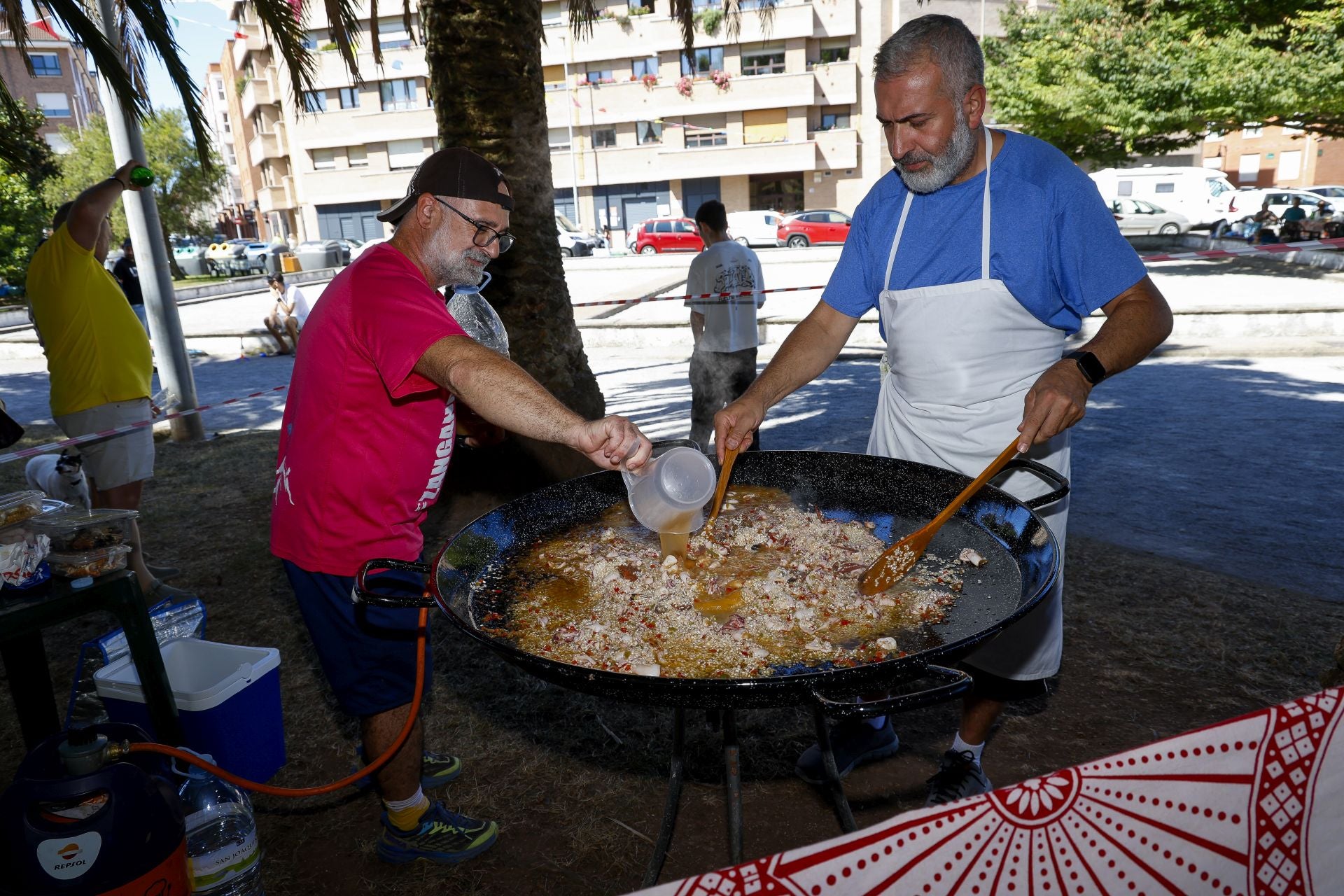 Cientos de gijoneses comen en la calle