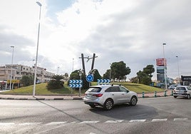 Varios coches circulan por una glorieta.