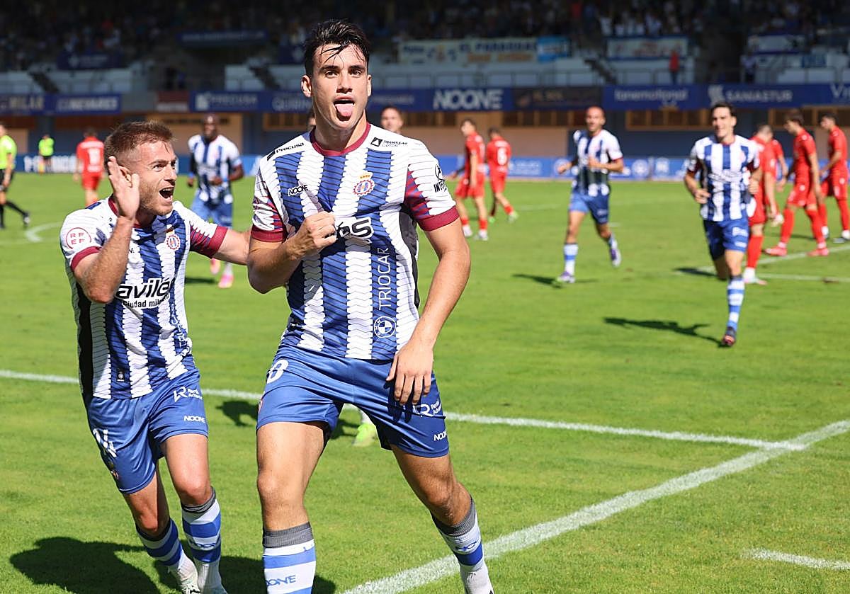Álvaro Gete celebra su gol con Cayarga, que fue el asistente.