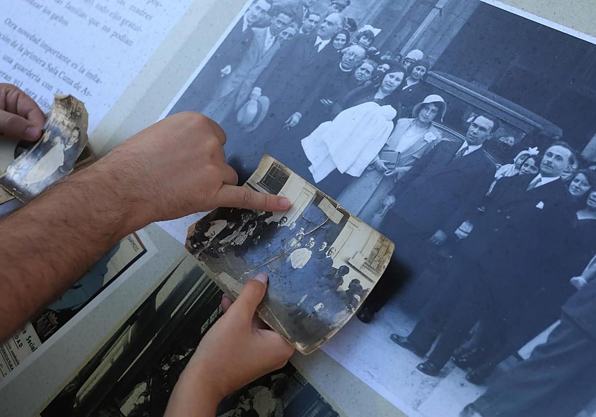 Fotografía de la familia comparada con la exposición en la que muestran el bautismo del primer niño de La Gota de Leche