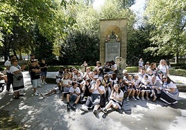 Vestidos de sardineres, niños y adultos aplauden ante el busto de Fleming.
