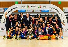 La expedición española celebra sobre la misma pista su triunfo en el Europeo.