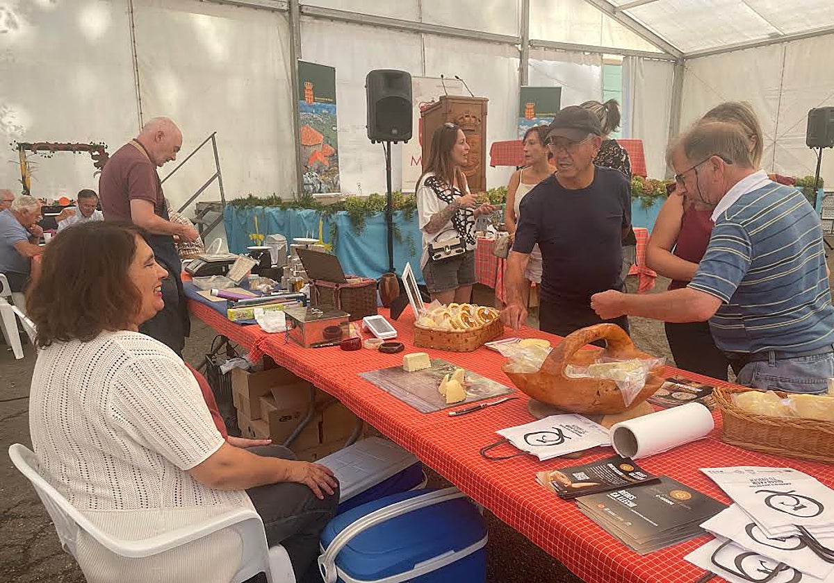 Natalia Lobeto con sus quesos artesanos casín y el azúl Natalí, elaborados en la quesería Redes