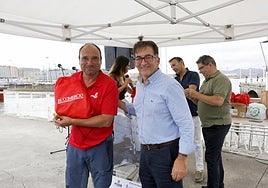 Ángel M. González, director de EL COMERCIO, entrega uno de los premios