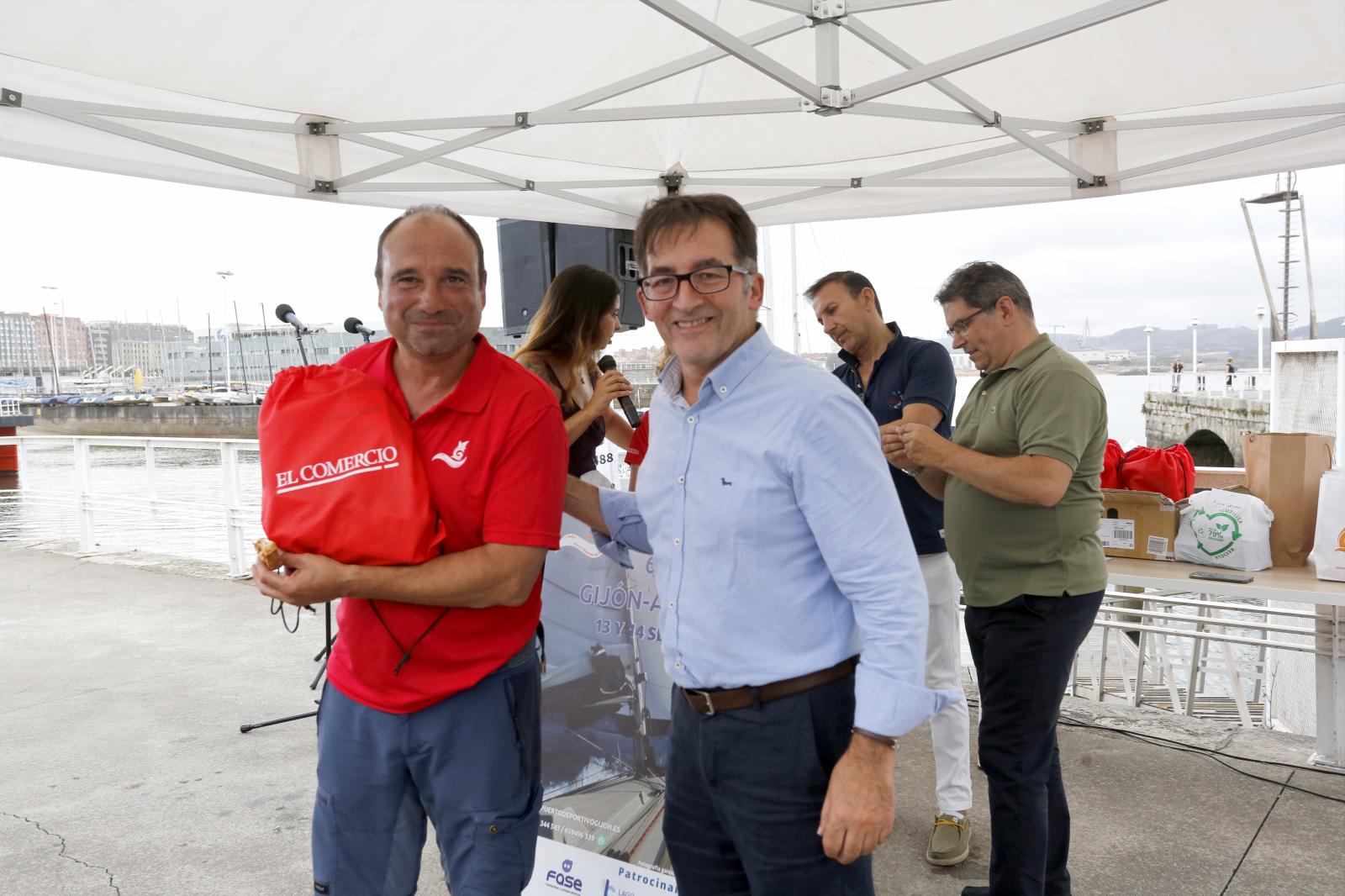 Ángel M. González, director de EL COMERCIO, entrega uno de los premios