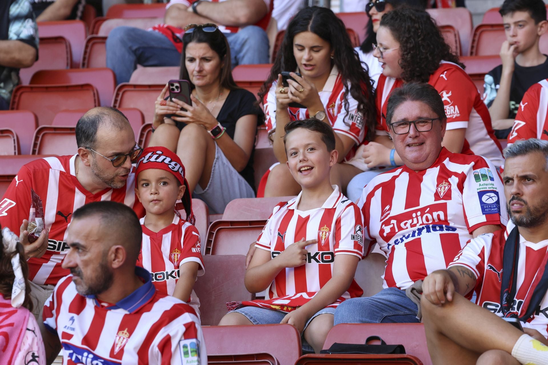 ¿Estuviste en el Sporting de Gijón - Burgos? ¡Búscate en las fotos!