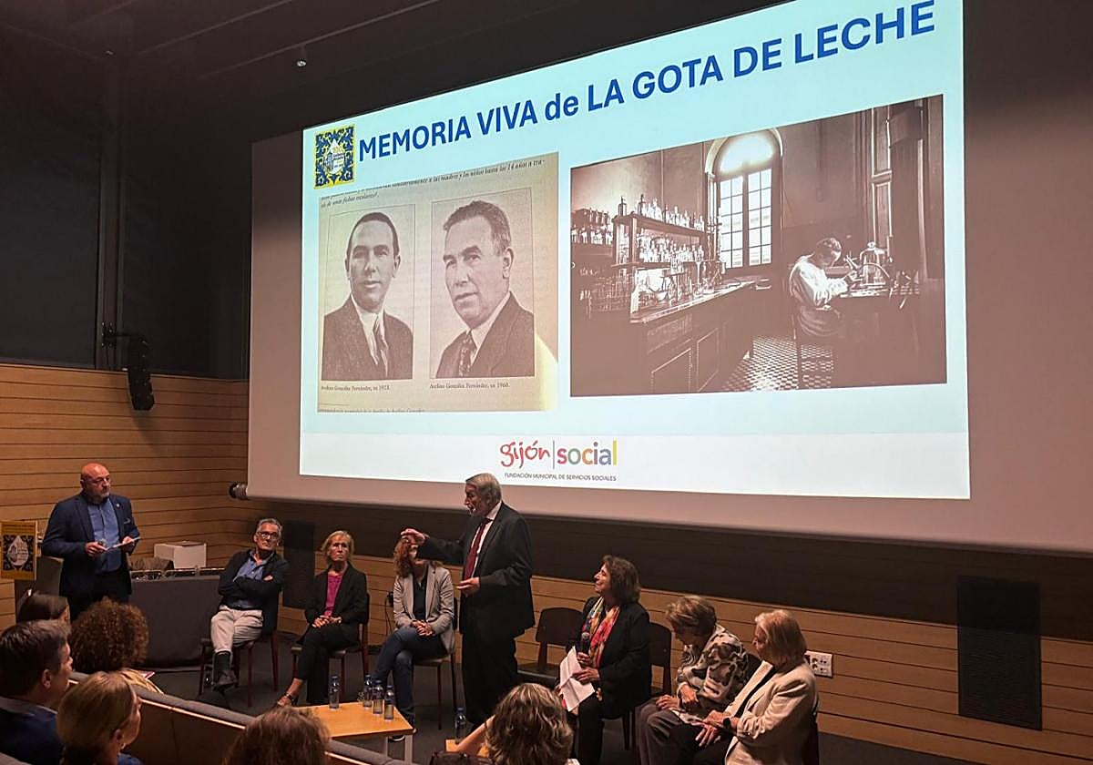 Guzmán Pendás junto a Ángel Mato, María del Carmen Guerra, Ana Núñez, José Antonio y Lourdes Pérez Álvarez y Paz y María Antonia Fernández Felgueroso durante el coloquio del acto 'Memoria viva de la Gota de Leche' en la antigua Escuela de Comercio.