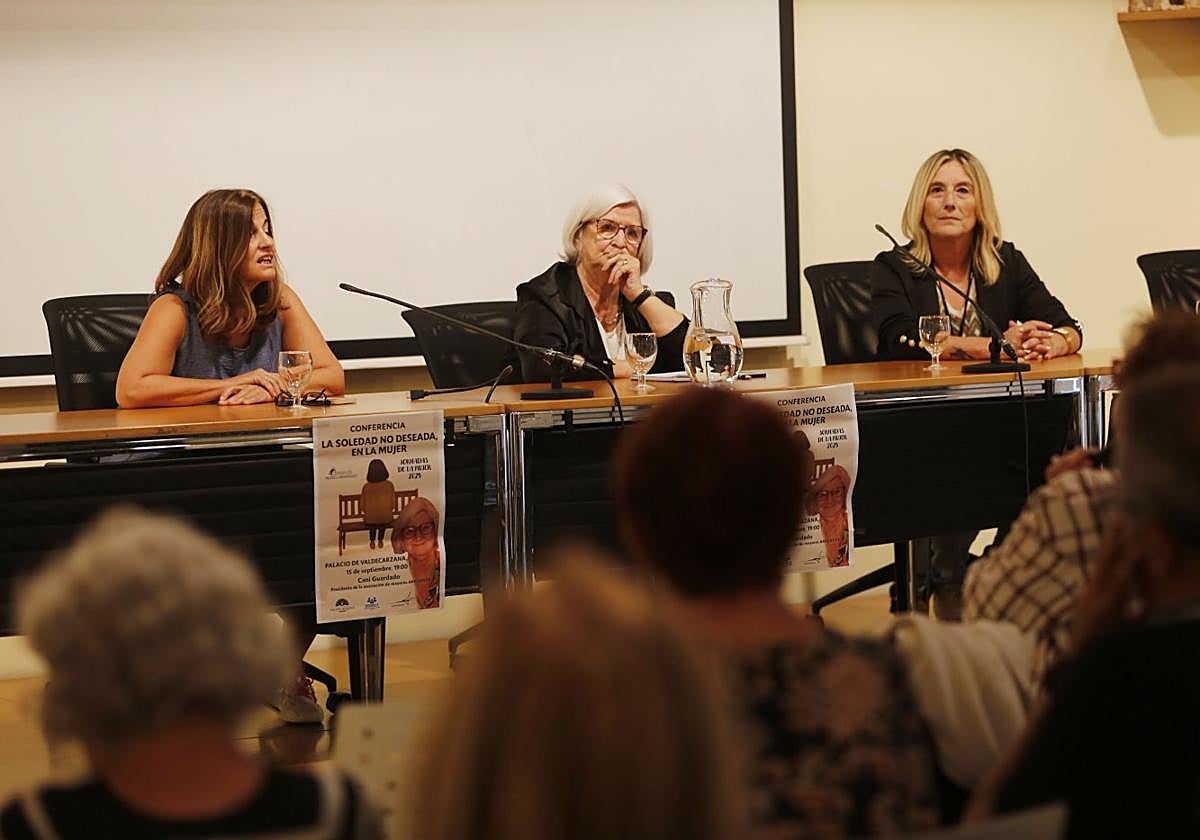 La conferencia organizada por la Asociación Pedro Menéndez con Cani Guardado en el centro.