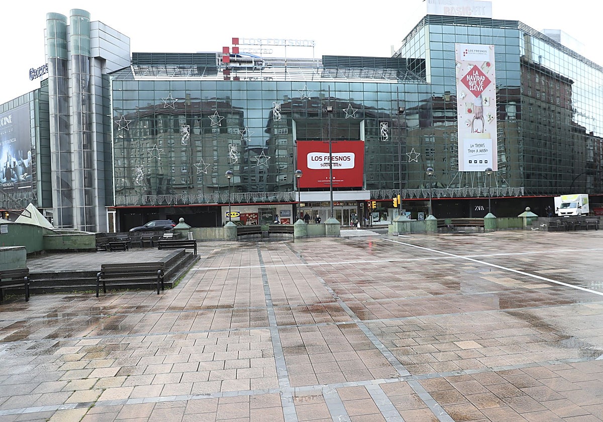 Zona central de la plaza de Los Fresnos, cuya reforma llevan años reclamando los vecinos de El Llano.