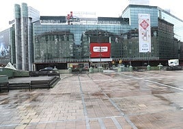 Zona central de la plaza de Los Fresnos, cuya reforma llevan años reclamando los vecinos de El Llano.