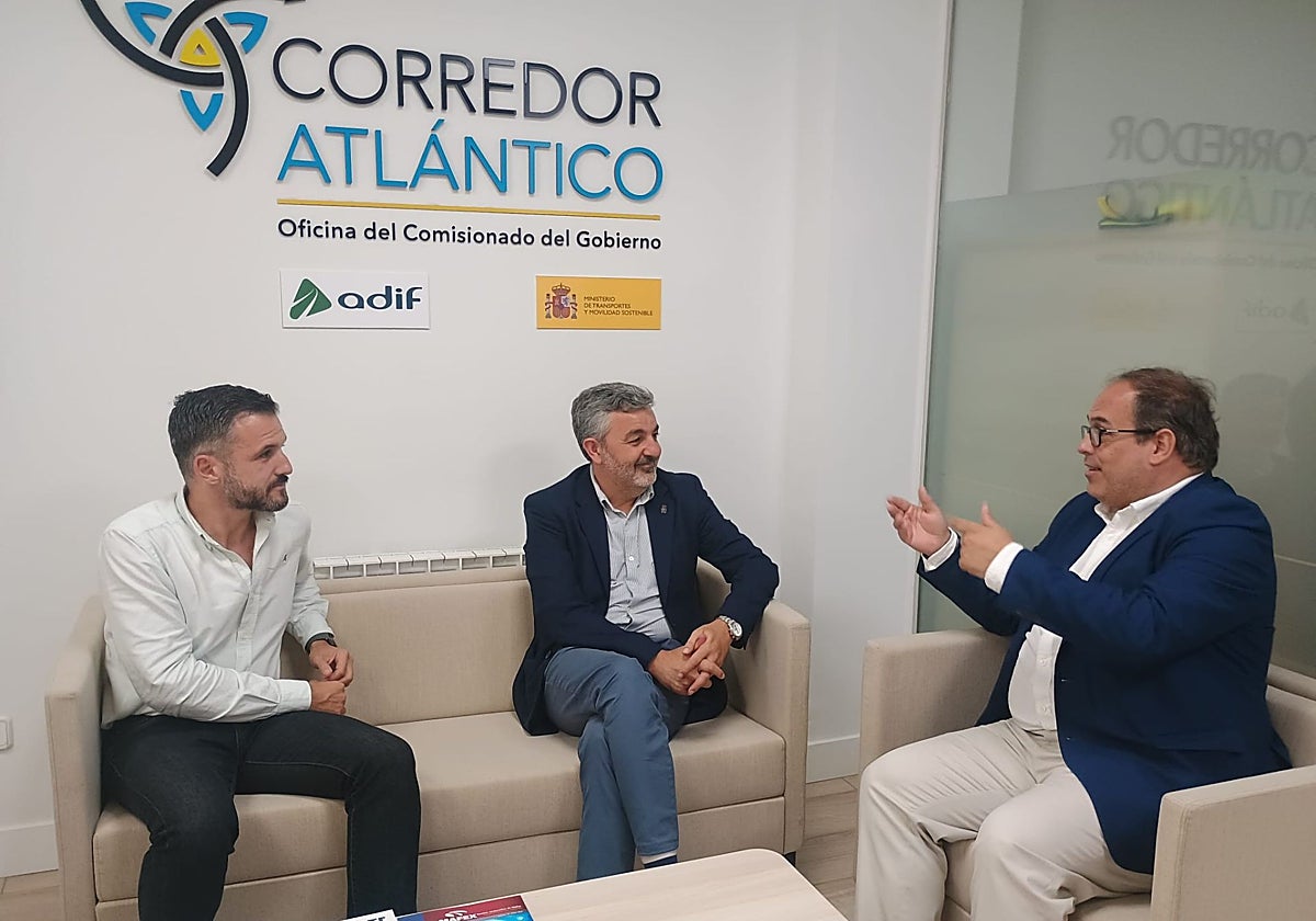 El consejero de Movilidad y su viceconsejero, Alejandro Calvo y Jorge García, se entrevistaron el lunes con el comisionado del Corredor Atlántico, José Antonio Sebastián.