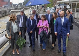 Bárbara Monte Donapetry, Vidal Gago, Hugo Morán, Adriana Lastra, Vanesa Mateo y Jesús Martínez Salvador, durante la visita a las instalaciones de la planta.